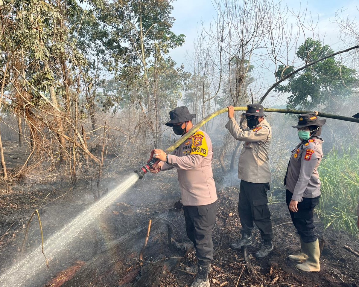 Kapolres Pelalawan Pimpin Langsung Pemadaman dan Pendinginan Karhutla di Desa Kuala Terusan Kecamatan Pangkalan Kerinci