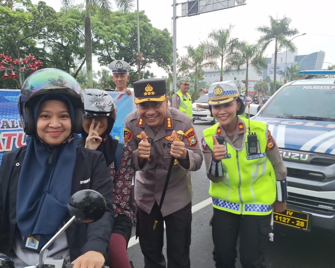 Kampanye Keselamatan Lalu Lintas, Kapolresta Pekanbaru Bagikan Helm Gratis Kepada Anak-Anak