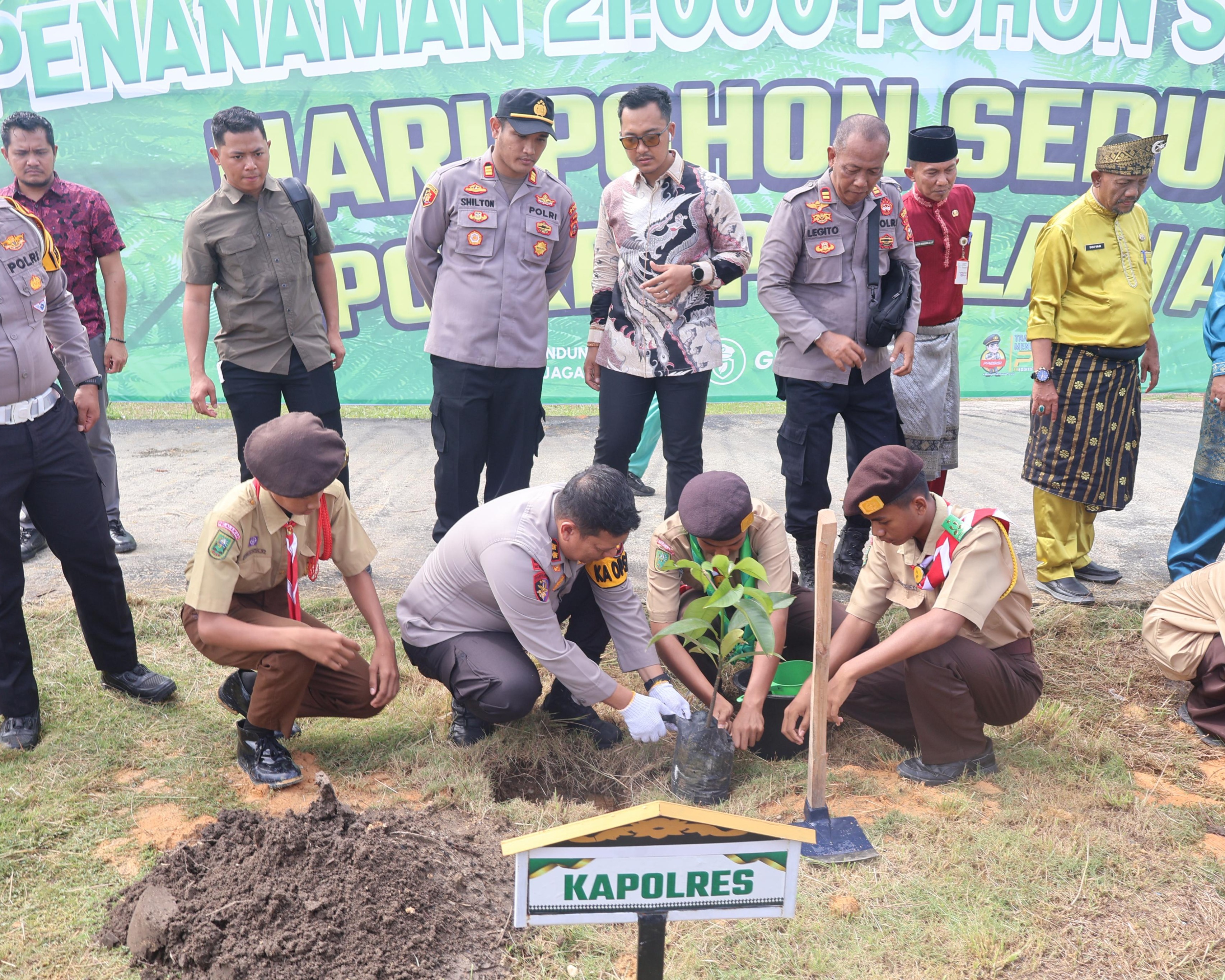 Polres Pelalawan Melaksanakan Penanaman Bibit Pohon Serentak Dalam Rangka Memperingati Hari Pohon Sedunia