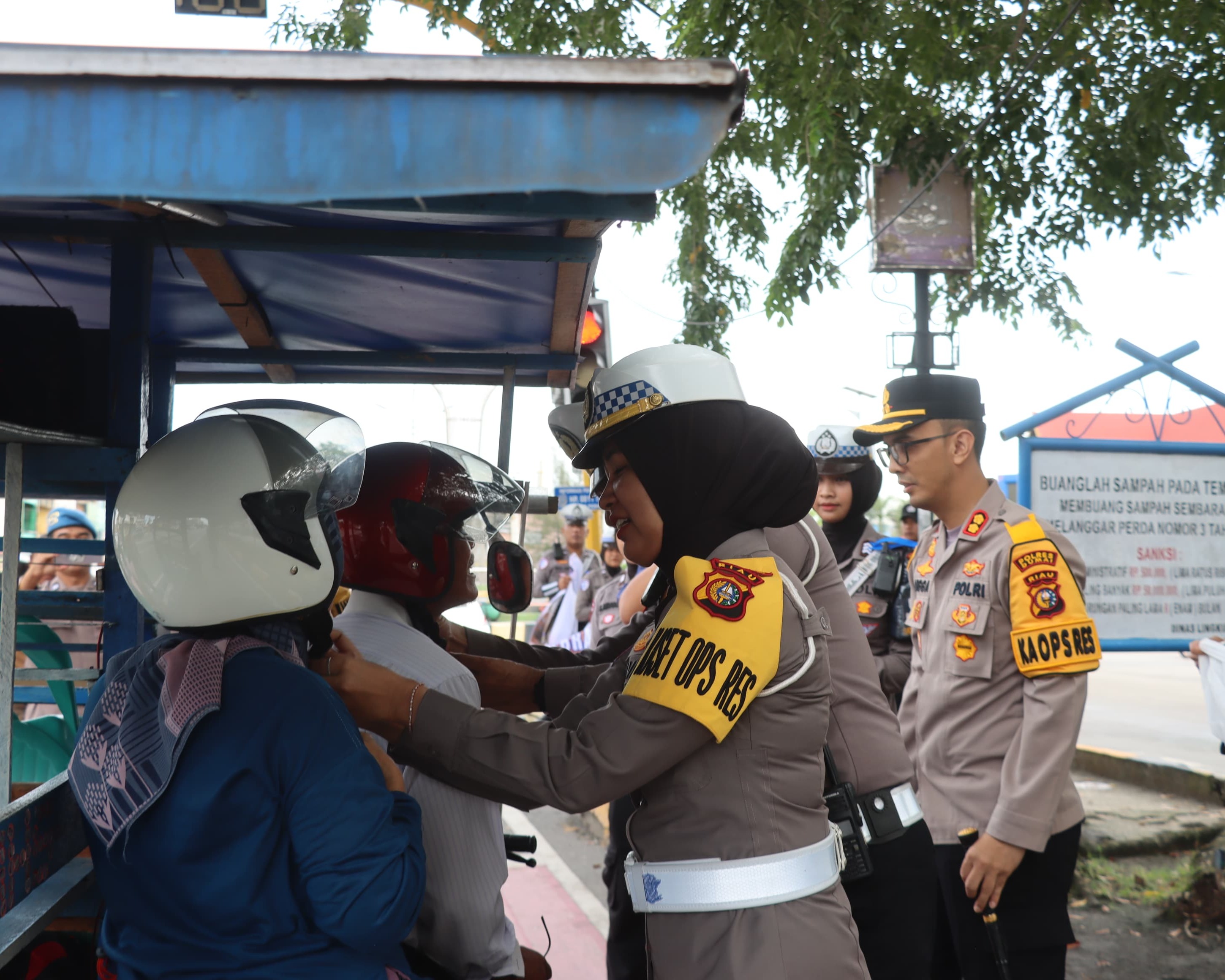 Polres Dumai Tingkatkan Kesadaran Keselamatan Berkendara Melalui Kampanye Dan Pembagian Helm Gratis Dalam Operasi Zebra Lancang Kuning 2025