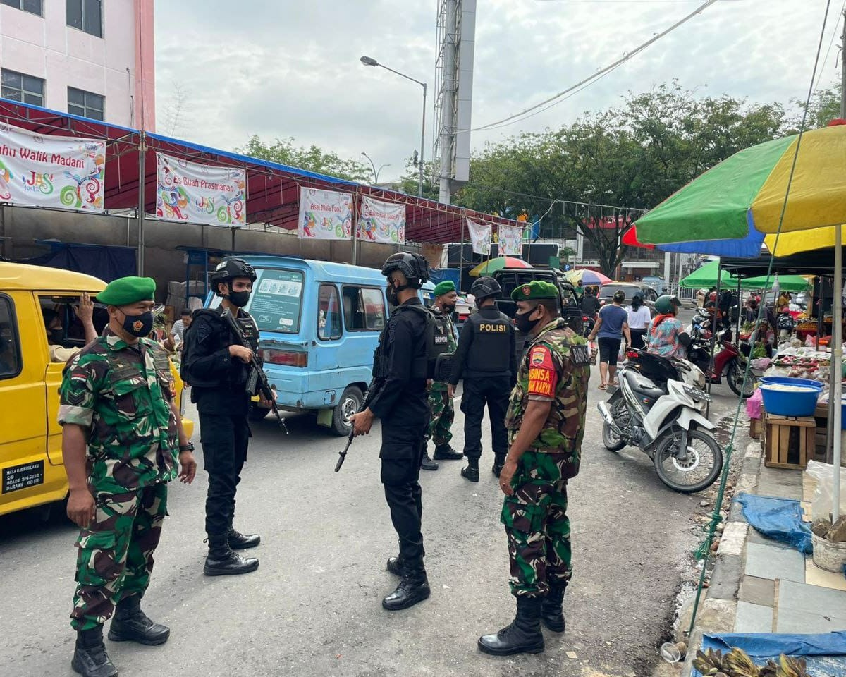 Suasana Bulan Suci Ramadan, Personil Kodim 0301/PBR Bersama Satuan Brimob Polda Riau Laksanakan Patroli Gabungan dan Penegakkan Prokes