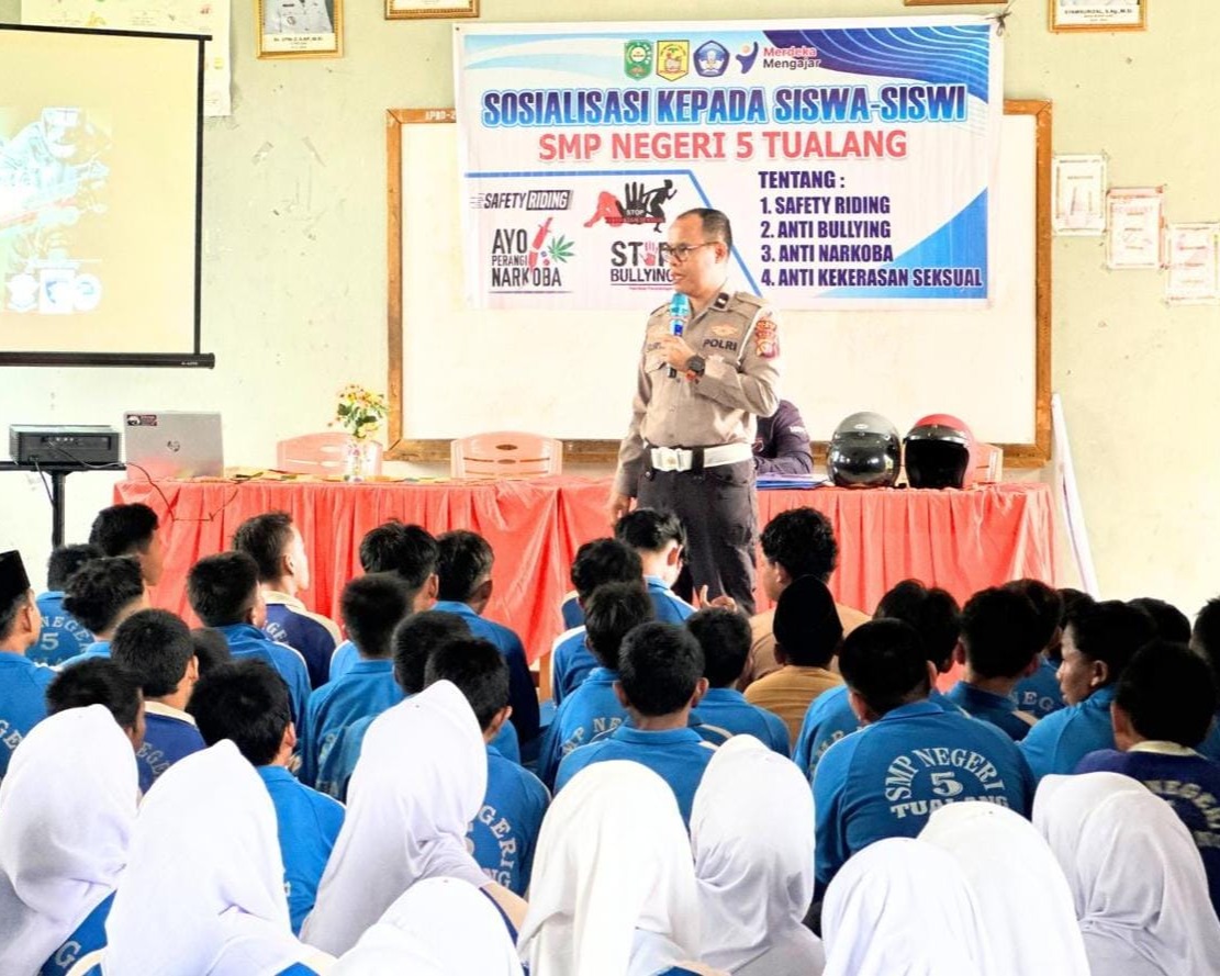 Satlantas Polres Siak Edukasi Pelajar Lewat Program Police Goes To School Bersama Tim ISDC Polda Riau
