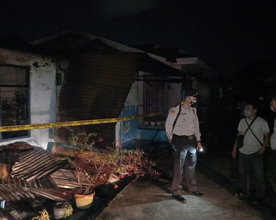 Polsek Limapuluh Polresta Pekanbaru Gercep Bantu Padamkan Dua Unit Rumah Terbakar