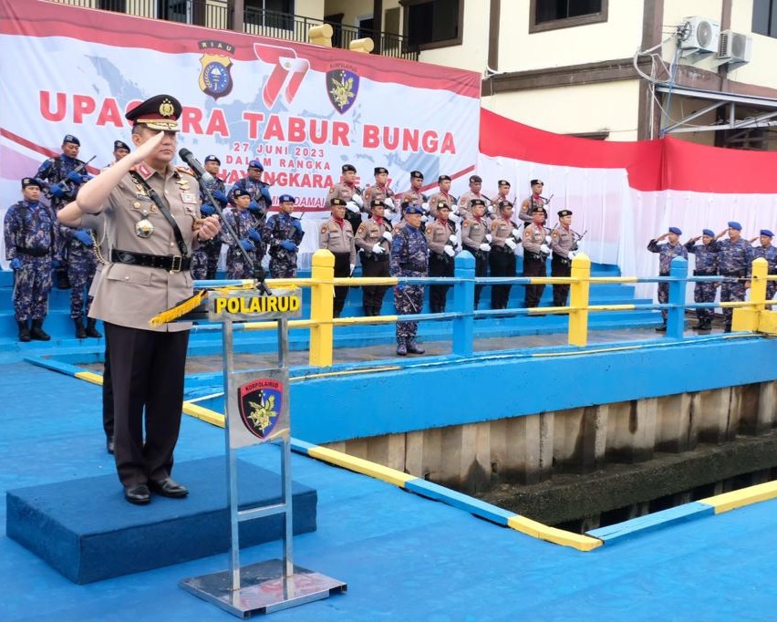 Ziarah Makam di TMP dan Tabur Bunga di Sungai Siak, Irjen Pol M Iqbal Doakan Arwah Pahlawan Kusuma Bangsa