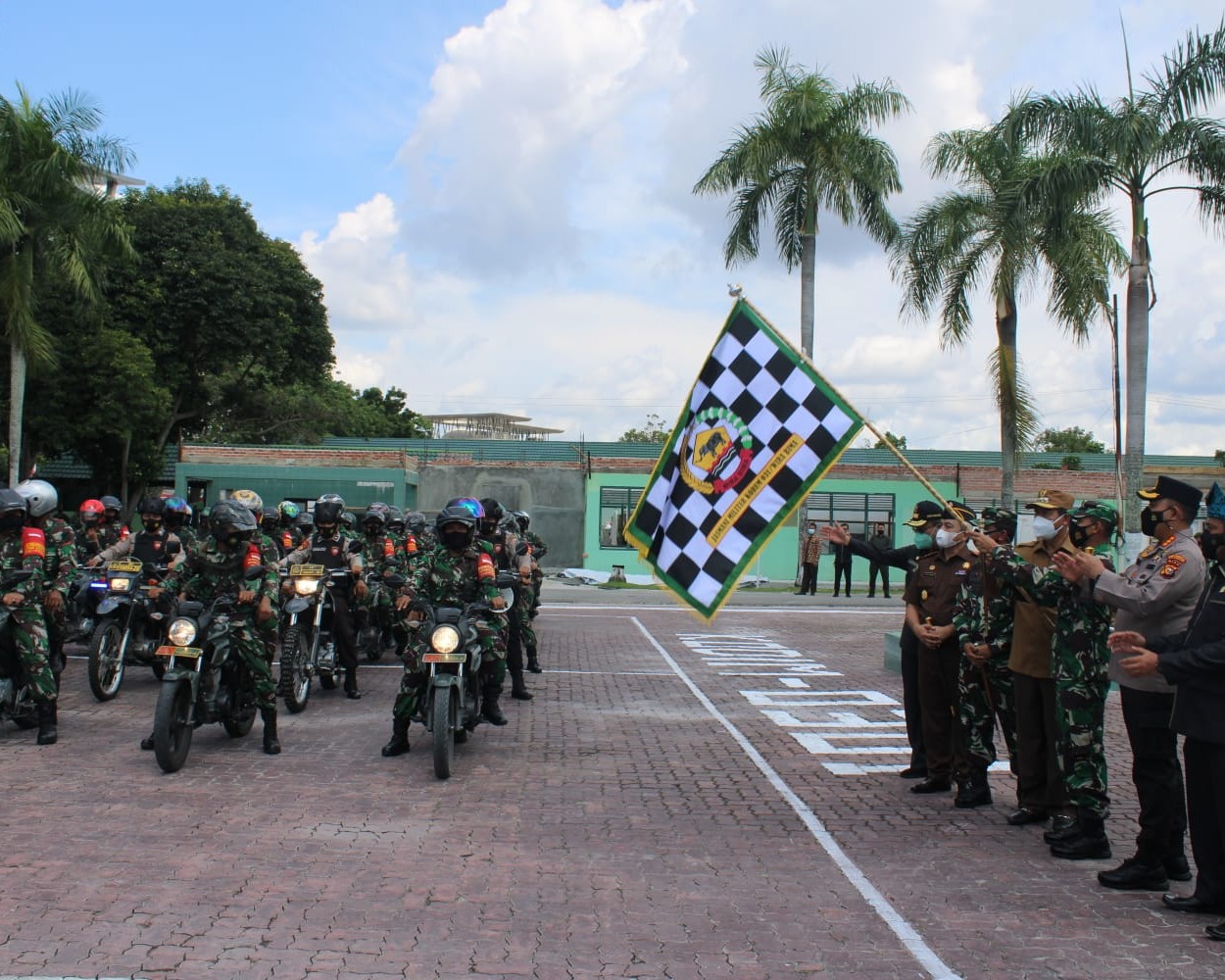 Dandim 0301/PBR Mendampingi Danrem 031/WB Bersama Forkompinda Pekanbaru Gelar Pelepasan Tim Patroli Covid-19 Gunakan Sepeda Motor