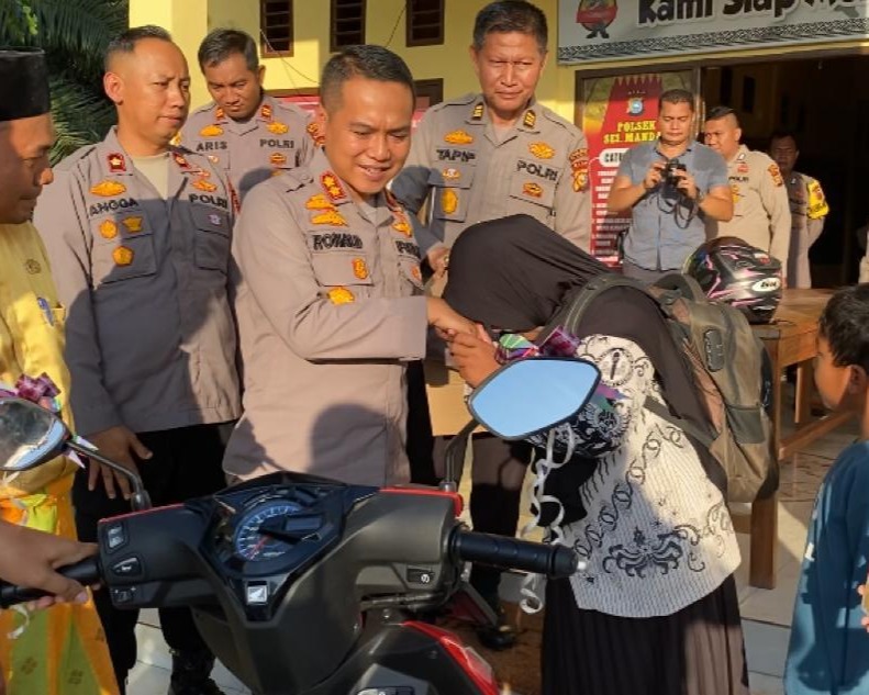 Berkah Di Hari Guru Nasional, Kapolres Siak Wujudkan Mimpi Suryati Miliki Sepeda Motor Baru