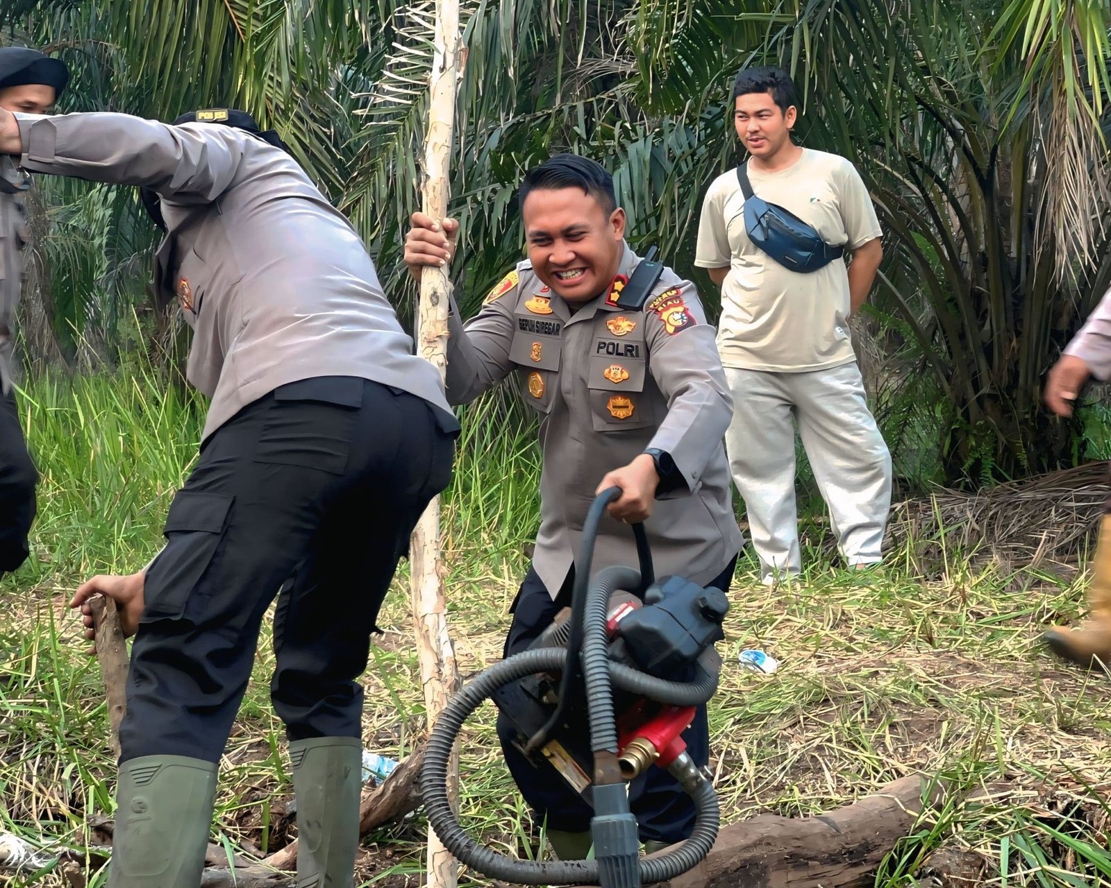Tak Kenal Lelah, Kapolres Siak AKBP Sepuh Ade Irsyam Siregar Pimpin Langsung Pemadaman dan Pendinginan Karhutla di Dayun