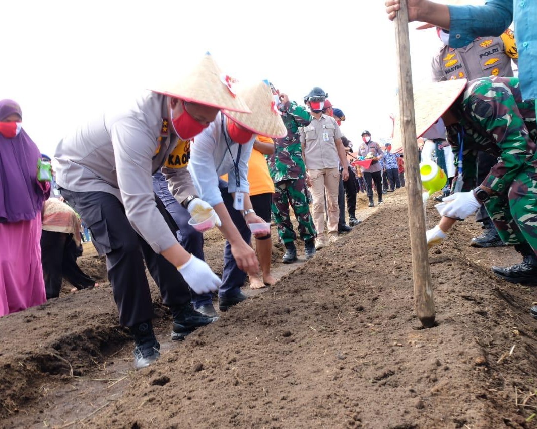 Polri Peduli Covid-19, Polda Riau Gelar Bakti Sosial Serentak Dalam Rangka Menggerakkan Ekonomi dan Ketahanan Pangan