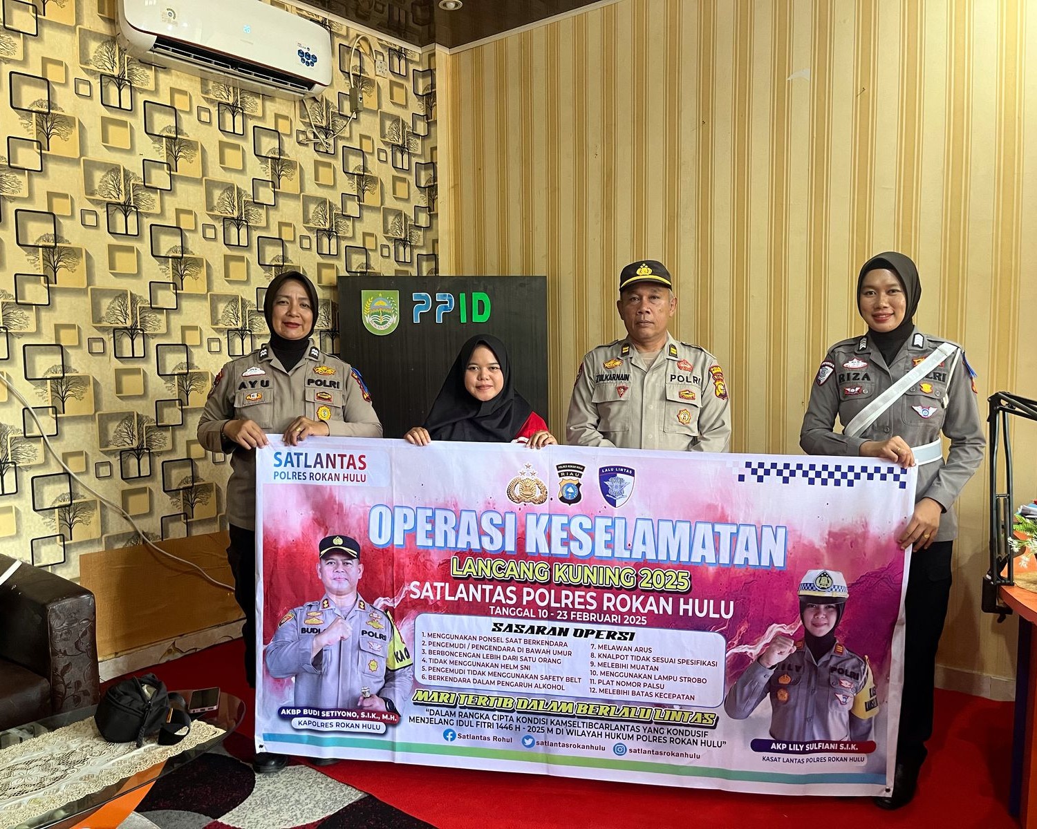 Satlantas Polres Rohul Gelar Kampanye Keselamatan, Pasang Spanduk Rawan Laka dan Sosialisasi Melalui Siaran Radio