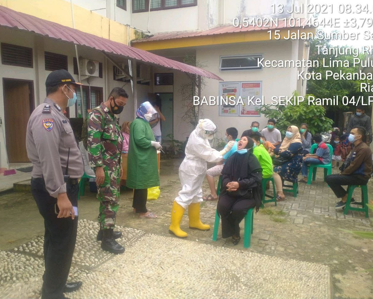 Babinsa Kodim 0301/PBR Lakukan Pengawasan Pelaksanaan Swab Test Covid-19 di Puskesmas Limapuluh