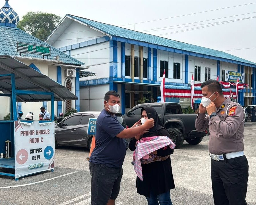 Antisipasi Kabut Asap, Ditlantas Polda Riau Bagikan Masker dan Imbau Warga Manfaatkan SIGNAL