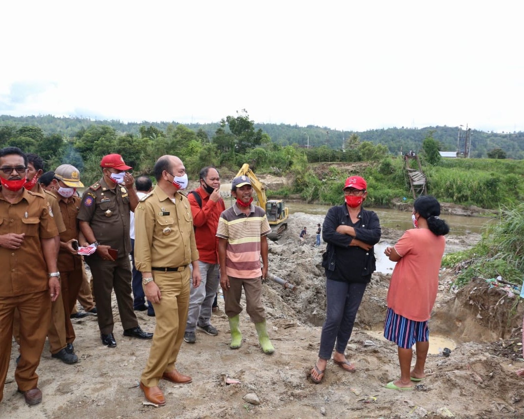 Bupati Taput Tinjau Jembatan Putus di Lumbasoit Desa Hutauruk