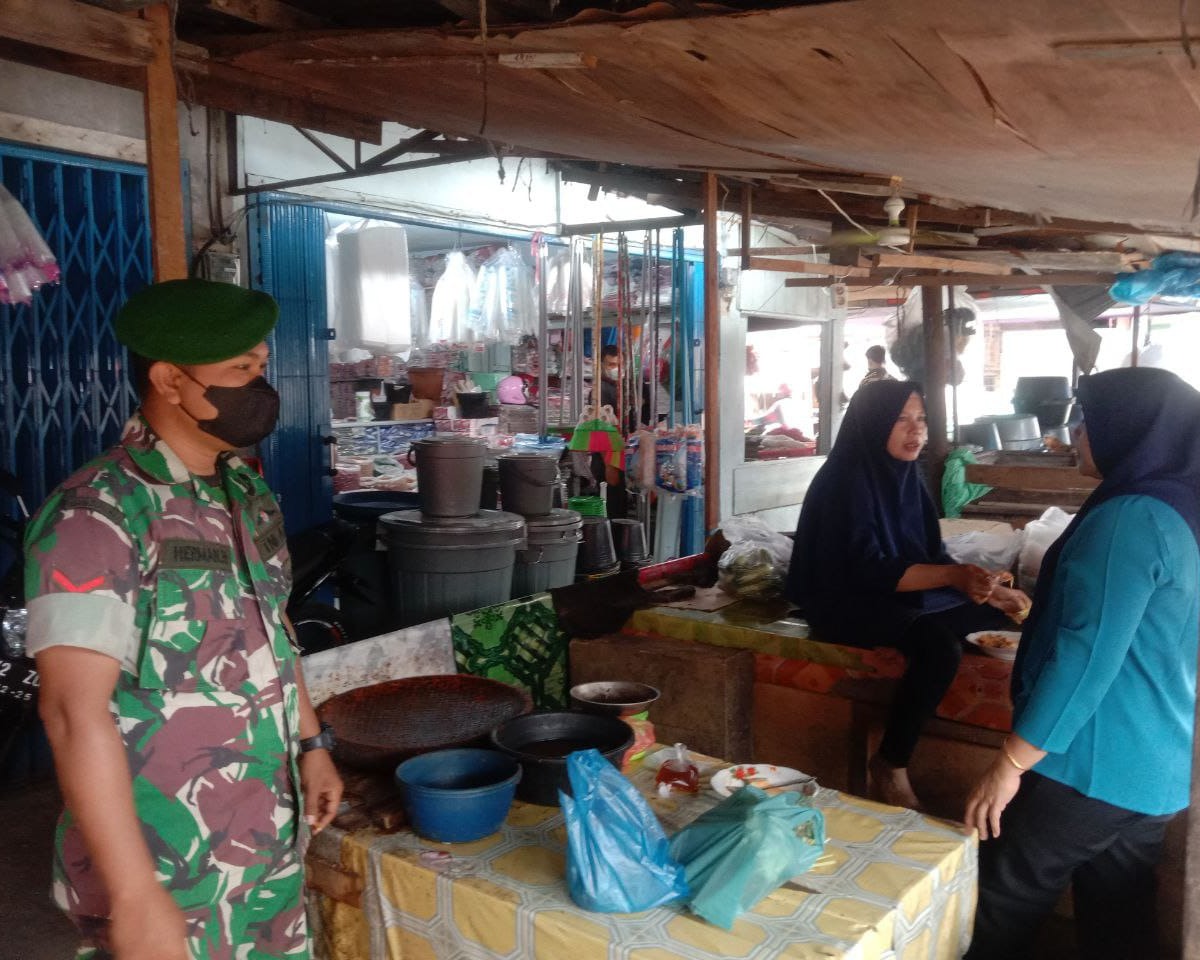 Bulan Suci Ramadan 1443 H, Babinsa Kodim 0301/PBR Gelar Patroli Dialogis Di Pasar Cik Puan