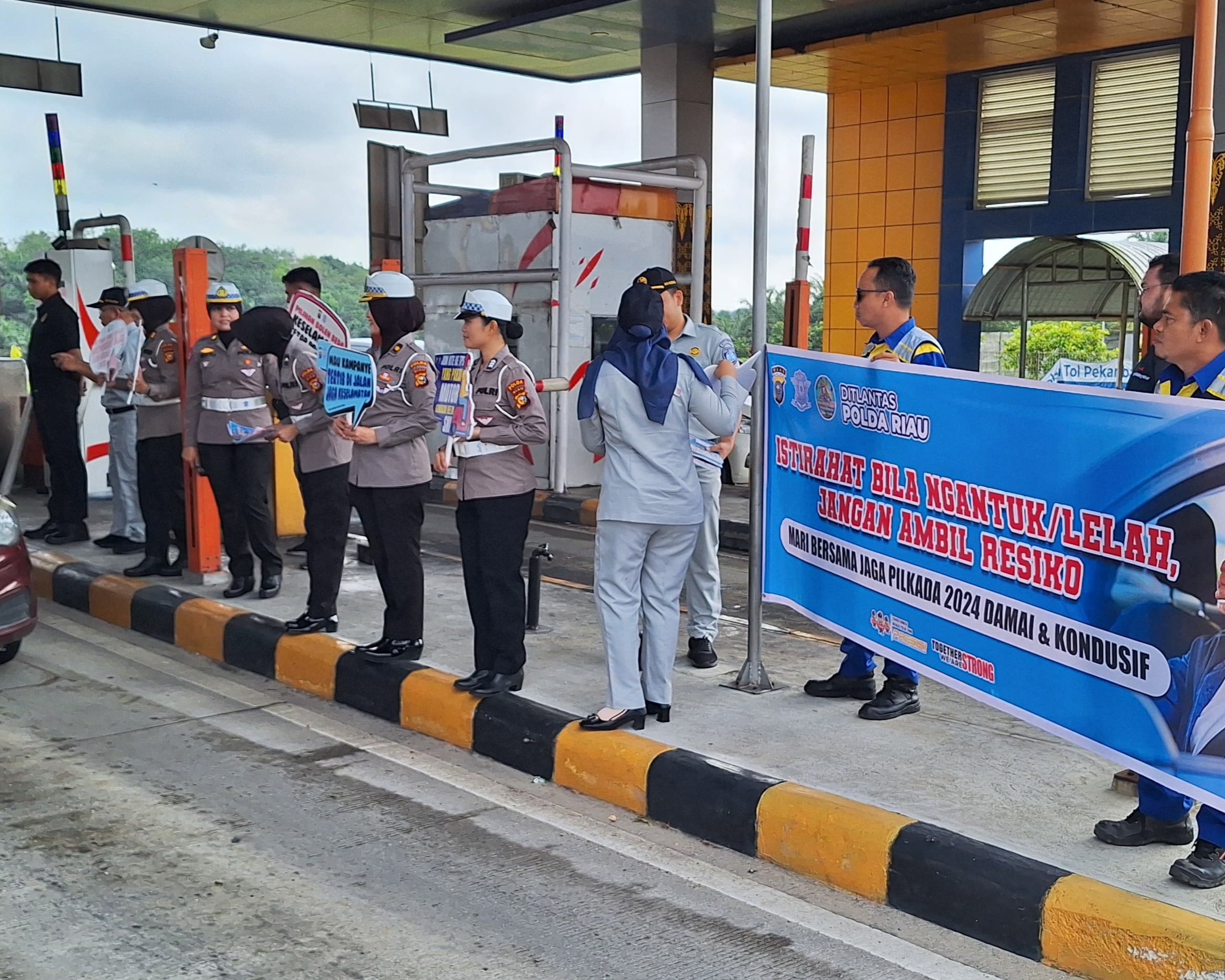 Tingkatkan Kesadaran Pengendara, Ditlantas Polda Riau Gelar Kampanye Keselamatan dan Cooling System di Gerbang Jalan Tol Permai