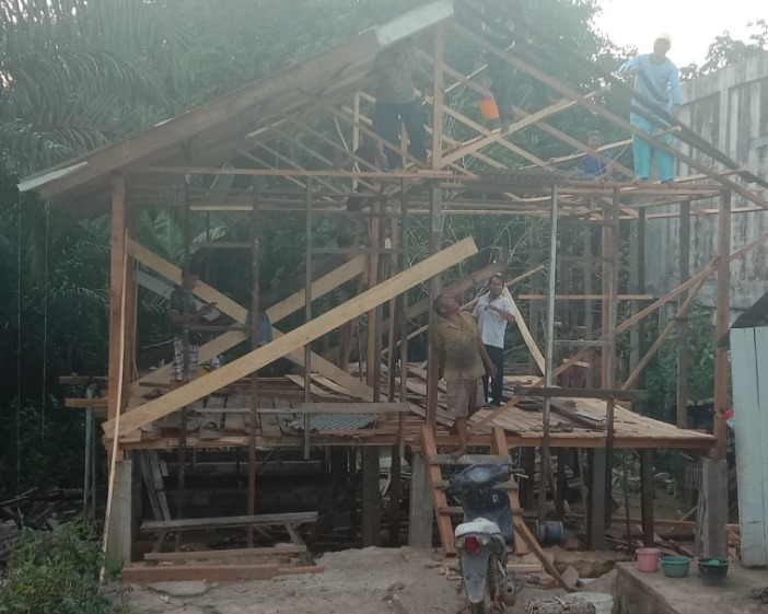 Bedah Rumah Oleh Pemuda Pangkalan Lesung, PT. MM dan PT. SLS Berkompetisi