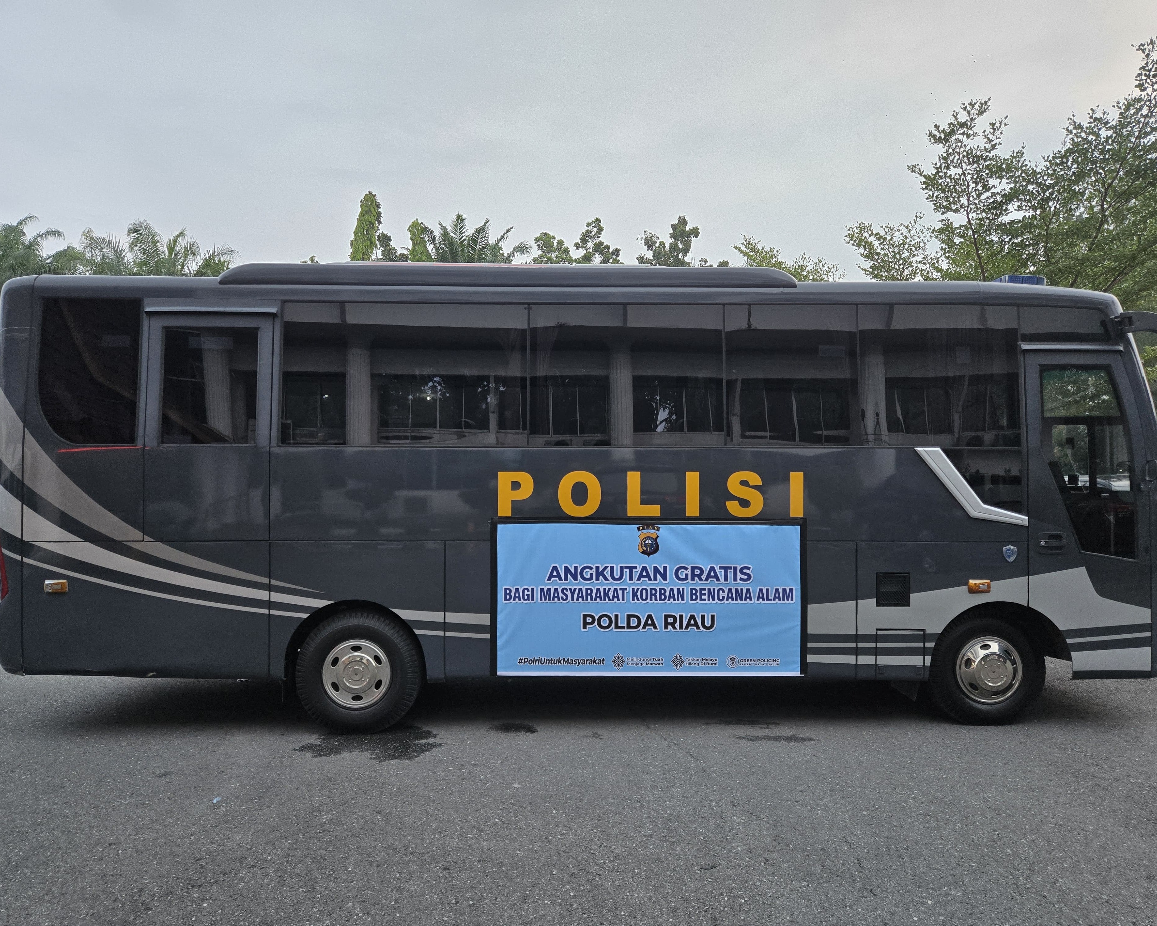 Polda Riau Sediakan Bus Gratis Untuk Keluarga Korban Bencana Alam Di Sumatera Barat