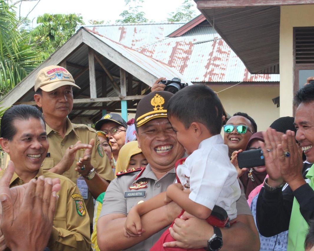 Basah - Basahan Tinjau Warga Terkena Banjir, Kapolda Riau: Ini Bukti Negara Hadir Untuk Rakyatnya