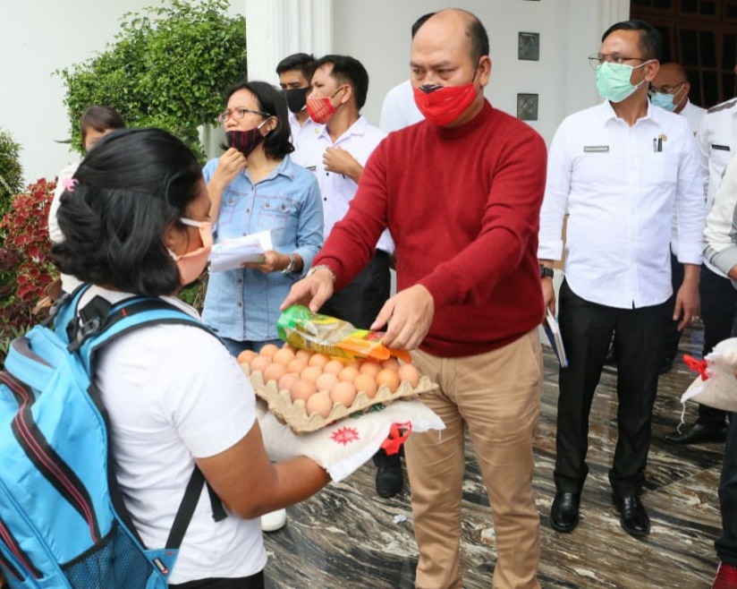 Berikan Bantuan Bahan Pangan Kepada 4.546 Tenaga Honorer Se-Kabupaten, Bupati Taput Nikson Nababan Berharap Agar Turut Berperan Aktif dan Perduli Penanganan Penyebaran Covid-19