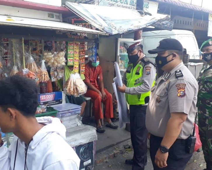 Babinsa Kodim 0301/PBR dan Personil Polsek Lima Puluh Laksanakan Patroli Sinergitas Dalam Menghimbau Protokol Kesehatan