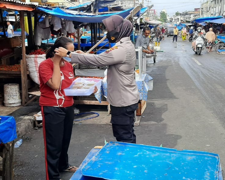 Polsek Pekanbaru Kota Bagikan Masker Gratis Kepada Pedagang dan Pengunjung Pasar Pusat Agus Salim