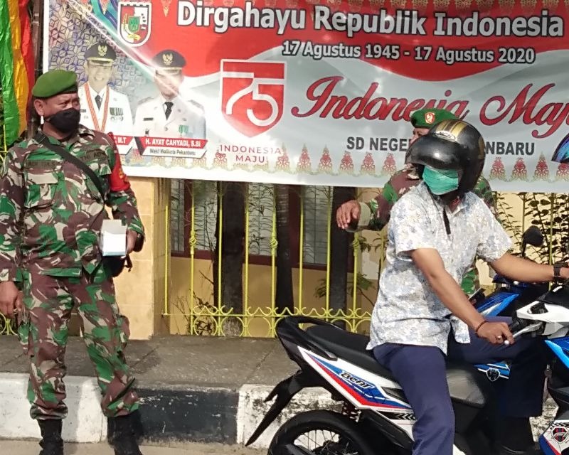 Personil Kodim 0301/PBR Di Pimpin Oleh Danramil 05/Sail Membagikan Masker Gratis Kepada Masyarakat