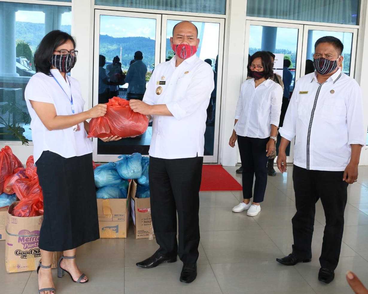 Bupati Taput Langsung Menyalurkan Bantuan Beras dan Makanan Tambahan