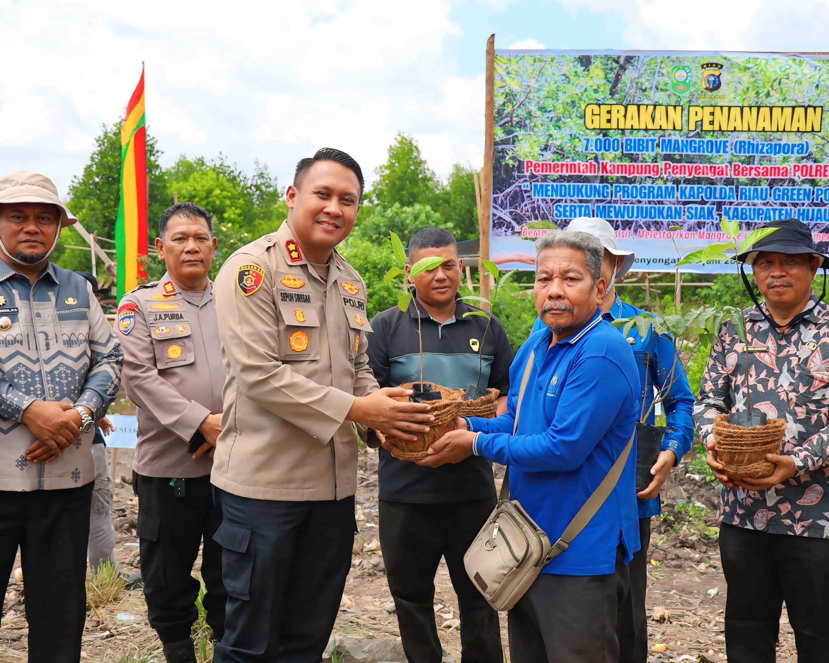 Wujud Nyata Momentum Peringatan Hari Lingkungan Hidup Sedunia, Polres Siak Bersama Pemerintah Kampung Penyengat Tanam 7.000 Bibit Mangrove: 'Melindungi Tuah, Menjaga Marwah'