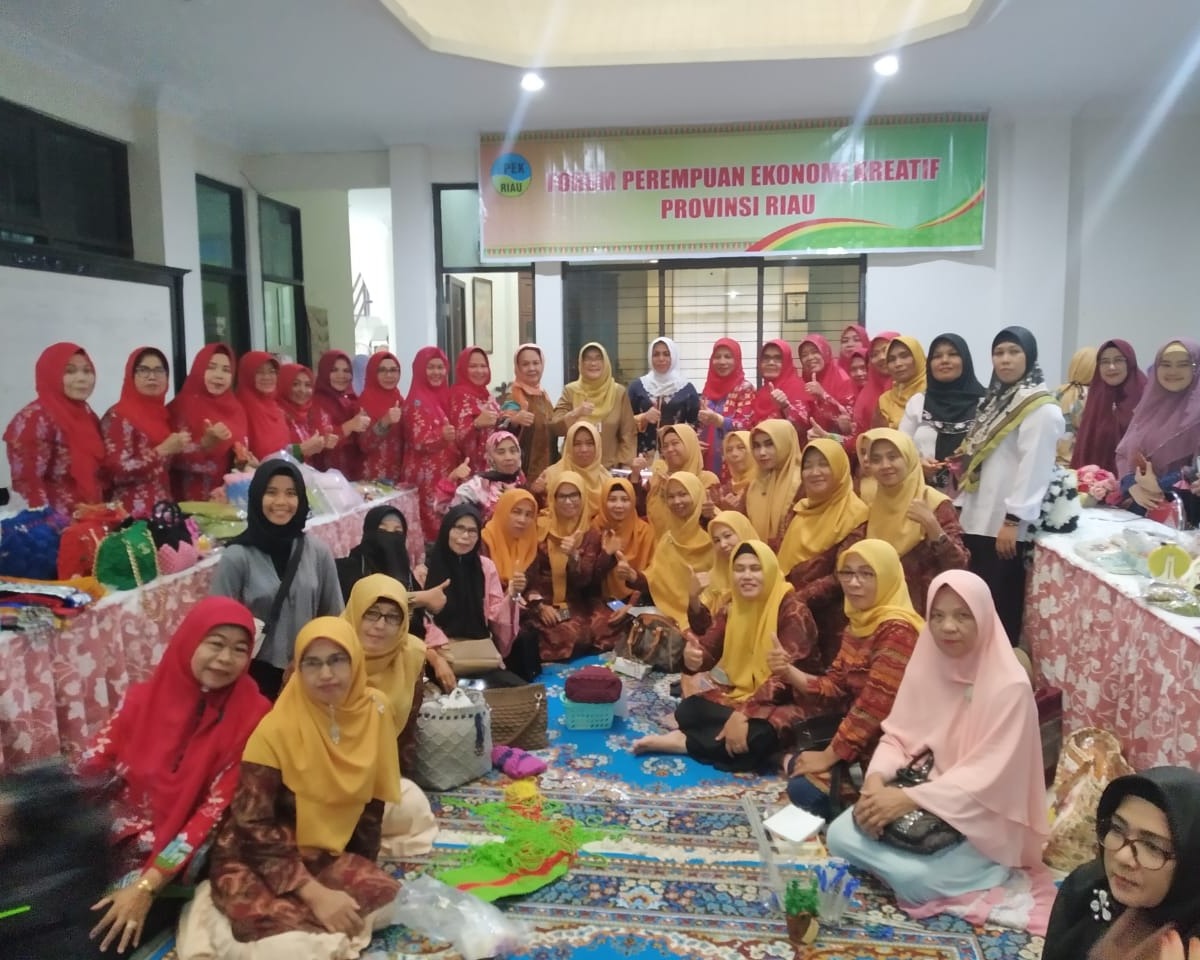 Tingkatkan Kreatifitas Perempuan, Ketua TP PKK Provinsi Riau Berikan Keterampilan Cara Membuat Tanjak dan Tutup Gelas