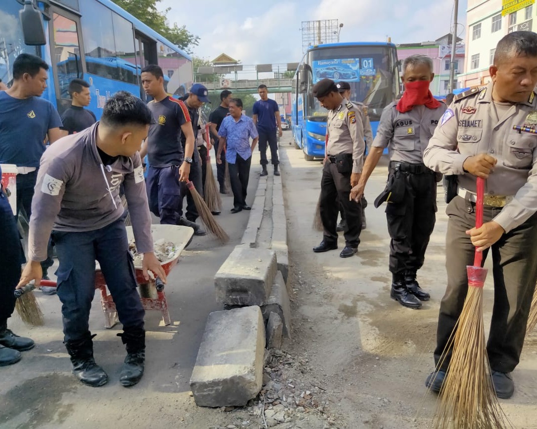 Kapolresta Pekanbaru Hadir Dalam Kegiatan Gerakan Bersih Sehat Di Beberapa Tempat