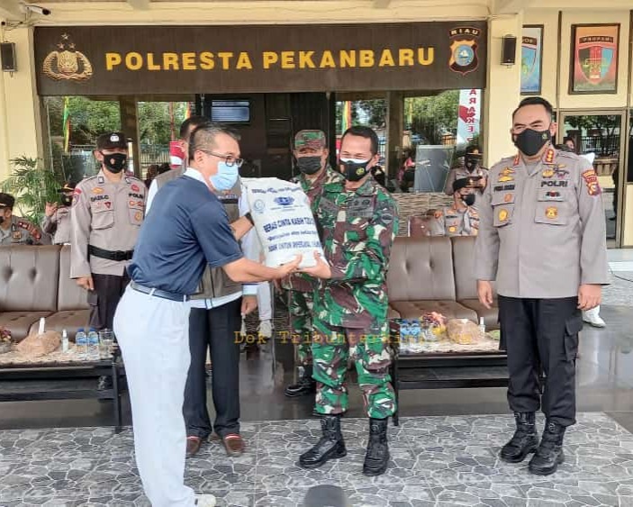 Dandim 0301/PBR Dampingi Wali Kota dan Kapolresta Pekanbaru Hadiri Kegiatan Pelepasan Bansos Beras 250 Ton Dari Yayasan Budha Tzu Chi Indonesia Kepada Masyarakat Yang Terdampak Covid-19, 'Program Rp 1000 Berjuta Makna Polresta Pekanbaru'
