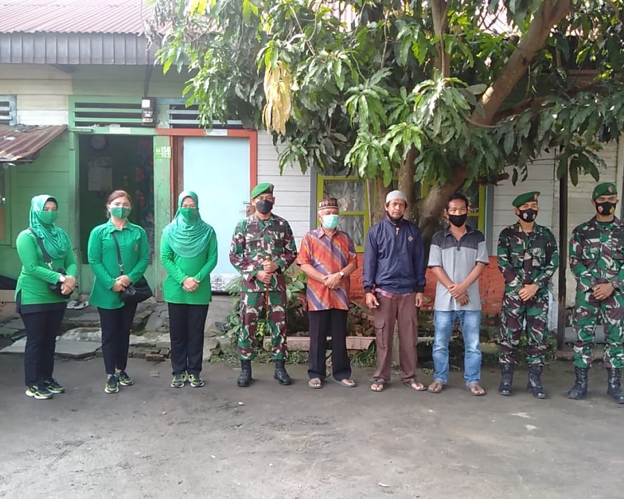 Wujud Kepedulian Bantu Warga Ditengah Pandemi Covid-19, Dandim 0301/PBR Bersama Ketua Persit Kartika Chandra Kirana Cab L Dim Laksanakan Jumat Berkah Kodim 0301/PBR