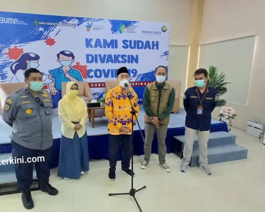 Gubri Meninjau Pelaksanaan Vaksinasi Massal Yang di Laksanakan PT Angkasa Pura II (Persero) Bandara SSK II Pekanbaru Bersama Dinkes Riau