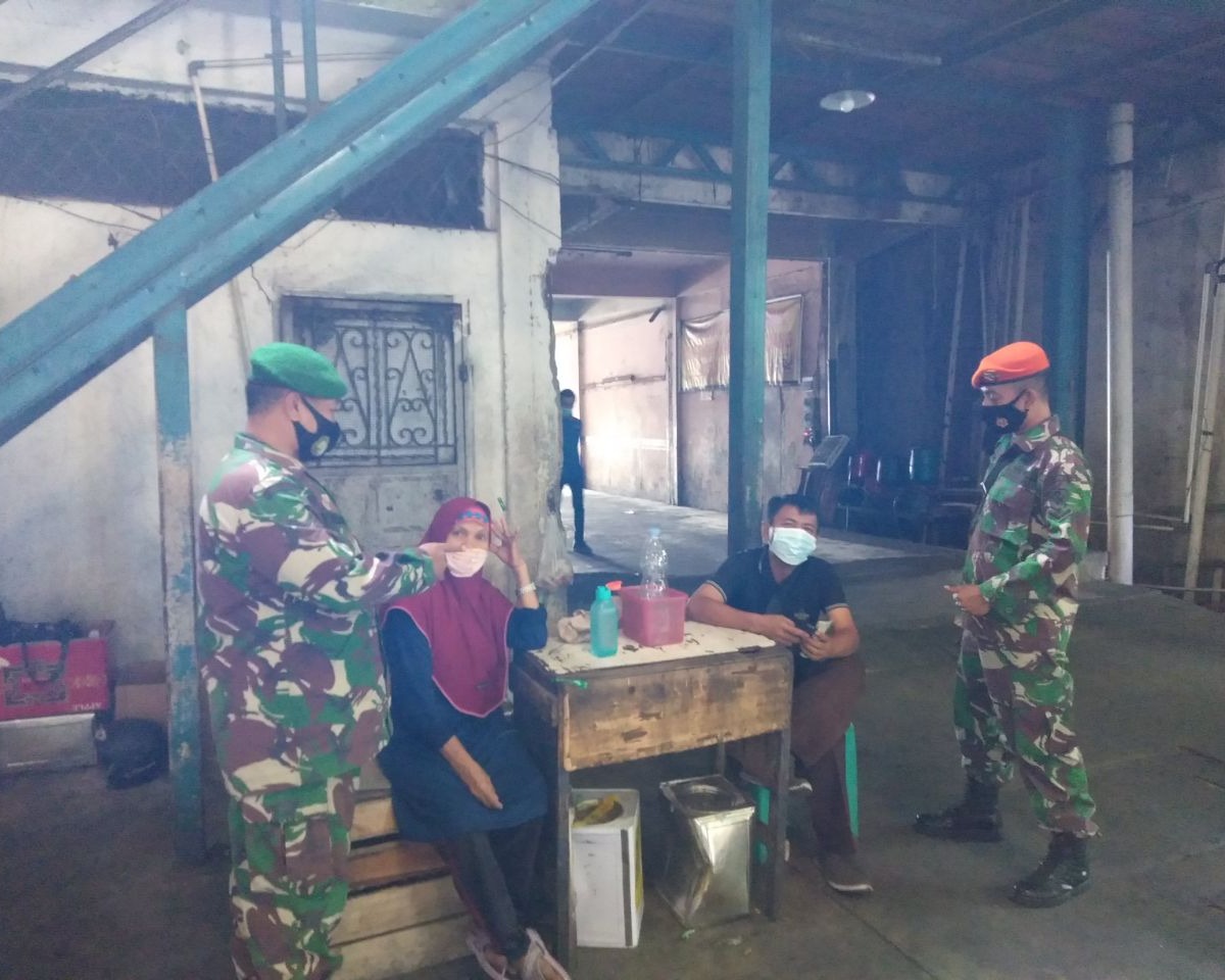 Babinsa Kodim 0301/PBR Bersama Personil Paskhas TNI AU Laksanakan Himbauan Memakai Masker di Kelurahan Sago