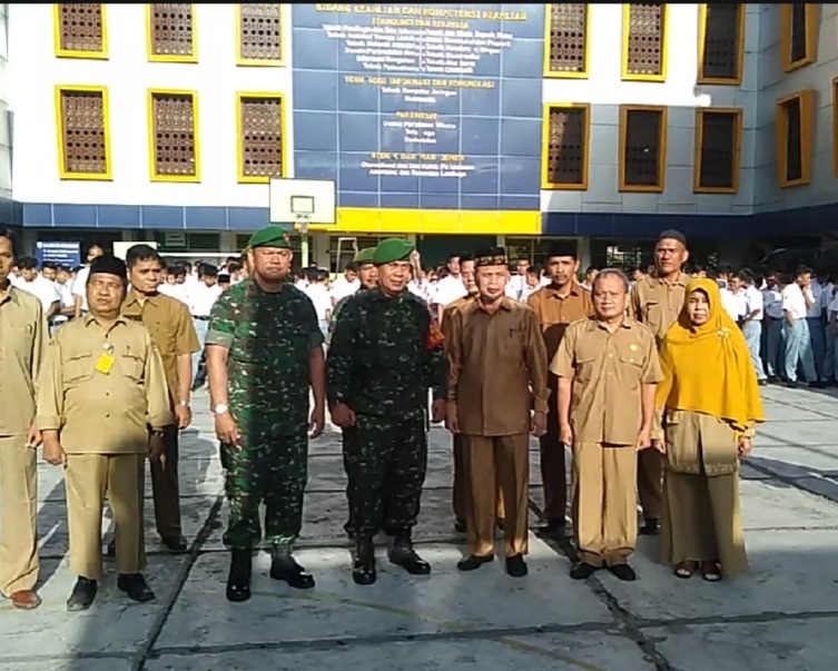 Bina Pelajar di SMK Mutu Pekanbaru, Babinsa Kodim 0301/Pekanbaru Menerima Penghargaan