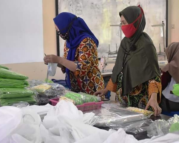 Guru Dan Siswa SMK Negeri 01 Kendal Fokus Menyelesaikan Pengerjaan Pembuatan APD