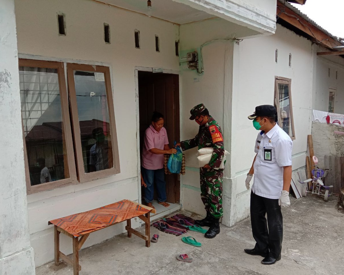 Babinsa Kodim 0301/Pekanbaru Bersama Lurah Tuah Madani Laksanakan Pembagian Paket Sembako Kepada Warga Yang Terdampak Pandemi Covid-19