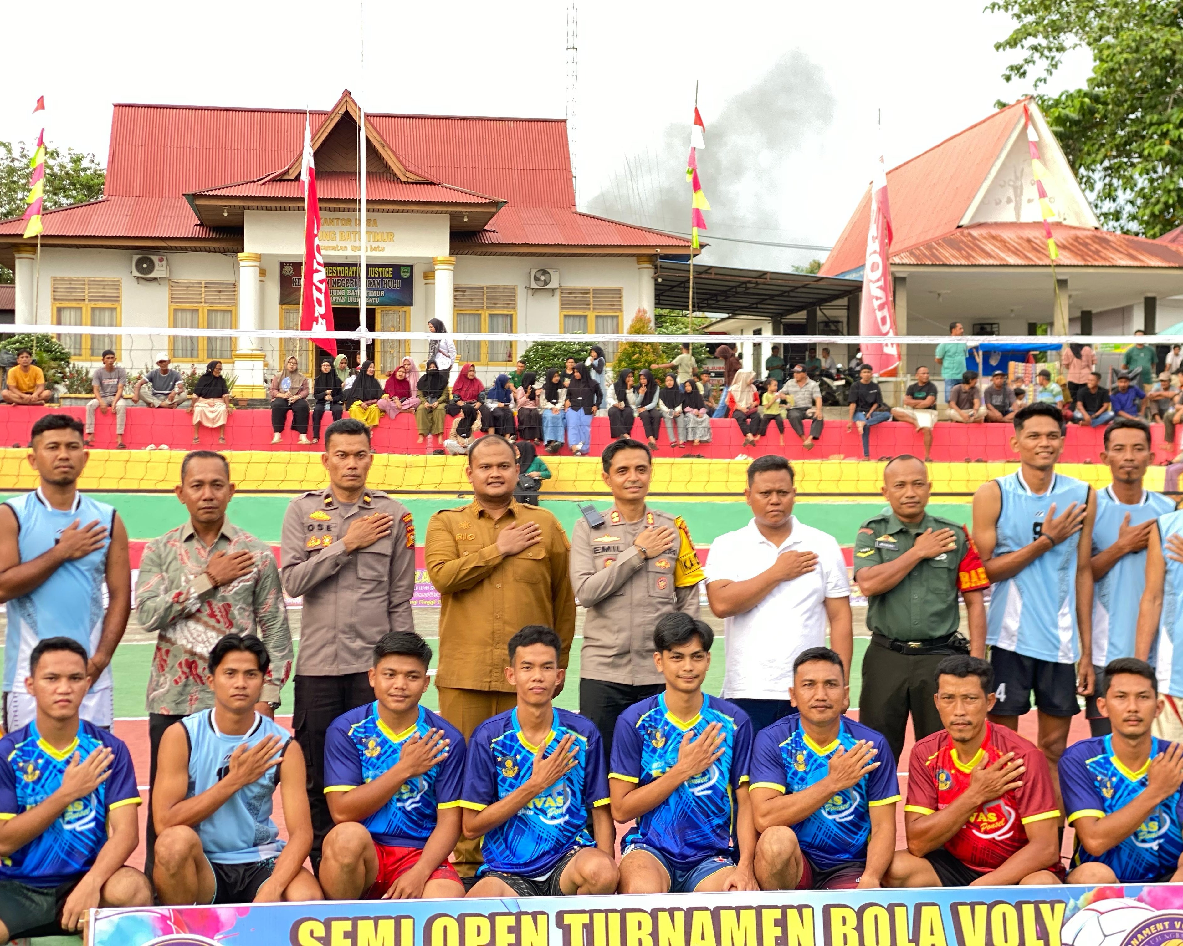 Peduli Lingkungan, Kapolres Rohul Awali Penanaman Pohon Sebelum Pembukaan  Tournament Volly Ball di Ujung Batu