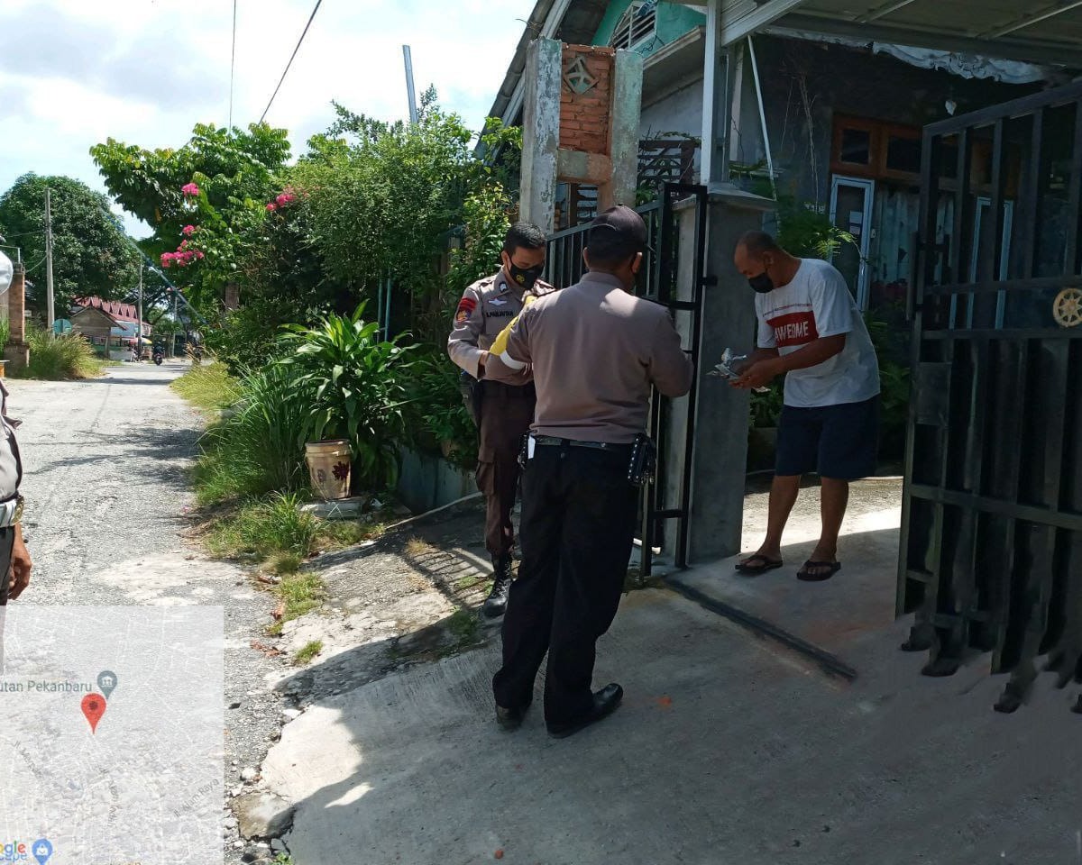 Babinsa Kodim 0301/PBR Bersama Personil Polri Berikan Obat dan Vitamin Kepada Warga Yang Lakukan Isoman