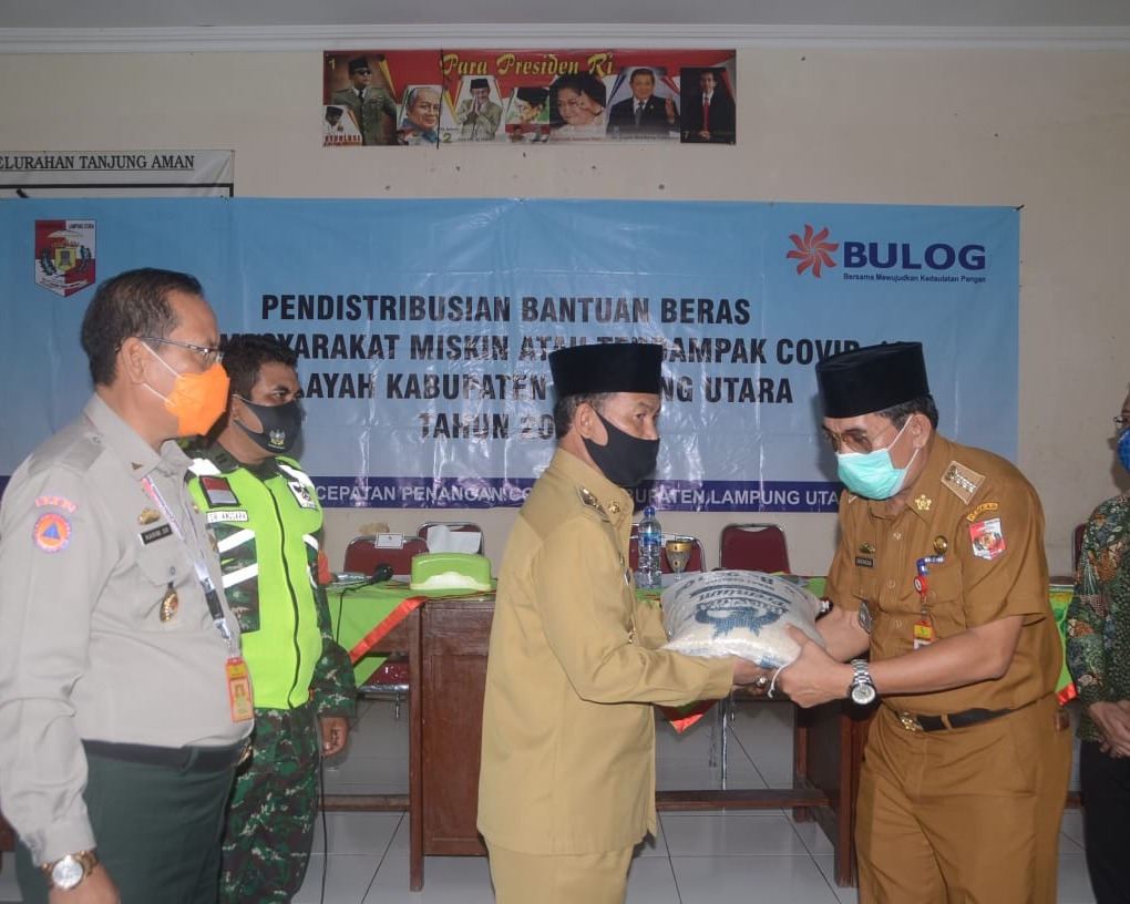 Didua Kelurahan, Plt Bupati Lampura Menyerahkan Bantuan Beras Tahap II Kepada Warga Yang Terdampak Covid-19