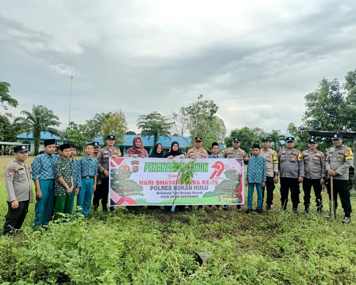 Sambut HUT Bhayangkara Ke-79, Polres Rohul Gencarkan Penghijauan Massal