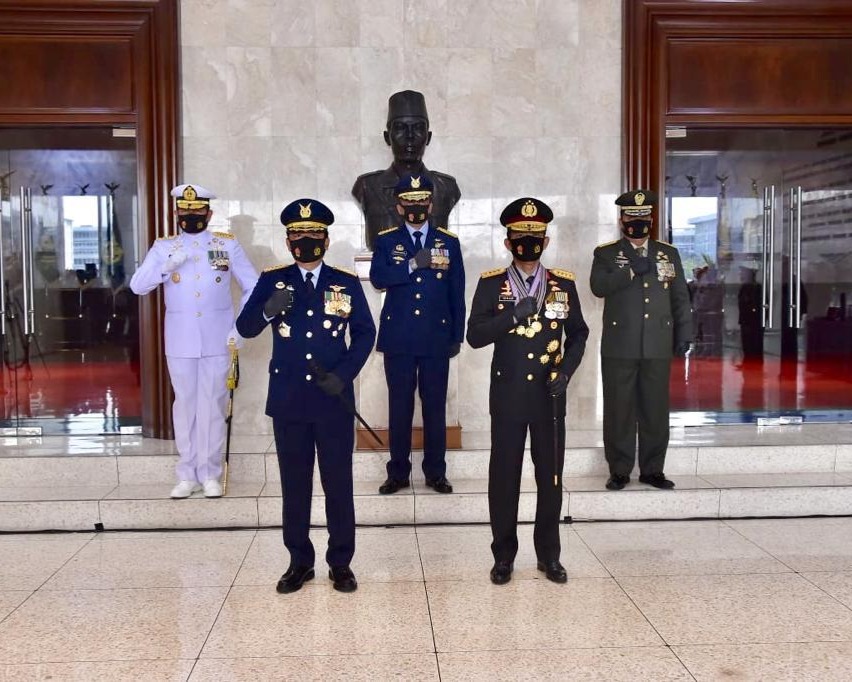 Panglima TNI Anugerahi Kapolri Tiga Bintang Utama Darat, Udara dan Laut