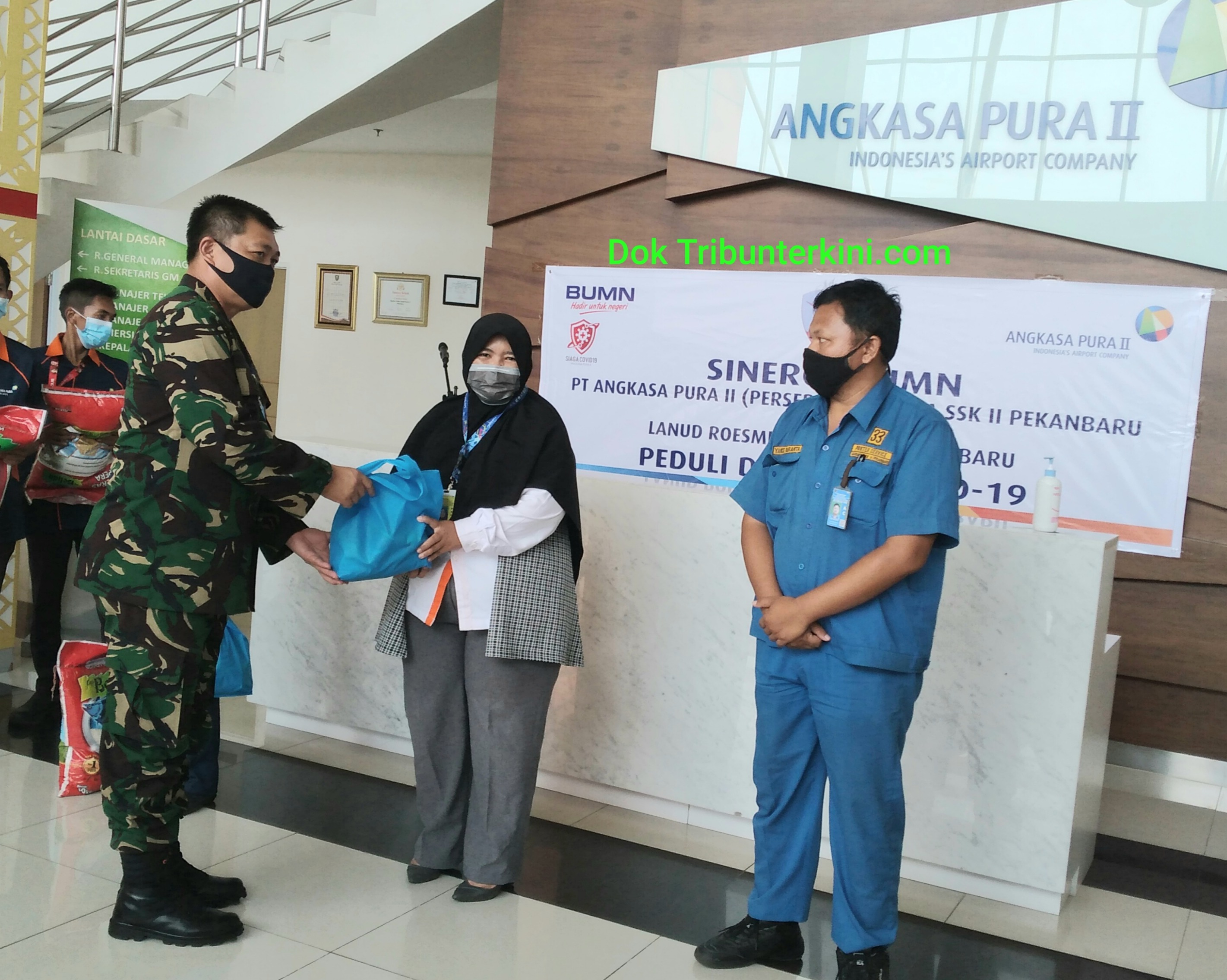 Peduli Dampak Covid-19, Sinergi BUMN PT Angkasa Pura II (Persero) Bandara SSK II Pekanbaru Dengan Lanud Roesmin Nurjadin Pekanbaru Laksanakan Pembagian Bantuan Paket Sembako