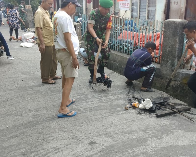 Babinsa Kodim 0301/Pekanbaru Bersama Warga Laksanakan Gotong Royong Bersihkan Parit di Jalan Sudirman