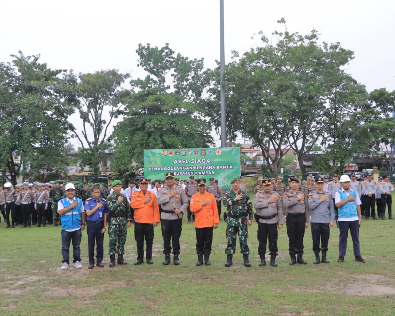 Hujan Tak Gentarkan Semangat Siaga, Bupati Dan Kapolres Kampar Pimpin Apel Kesiapsiagaan Banjir, Solidaritas Jaga Masyarakat