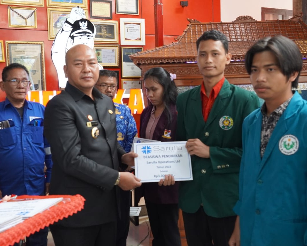 Peduli Pendidikan, Bupati Taput Serahkan Beasiswa Kepada 75 Mahasiswa/i Berprestasi