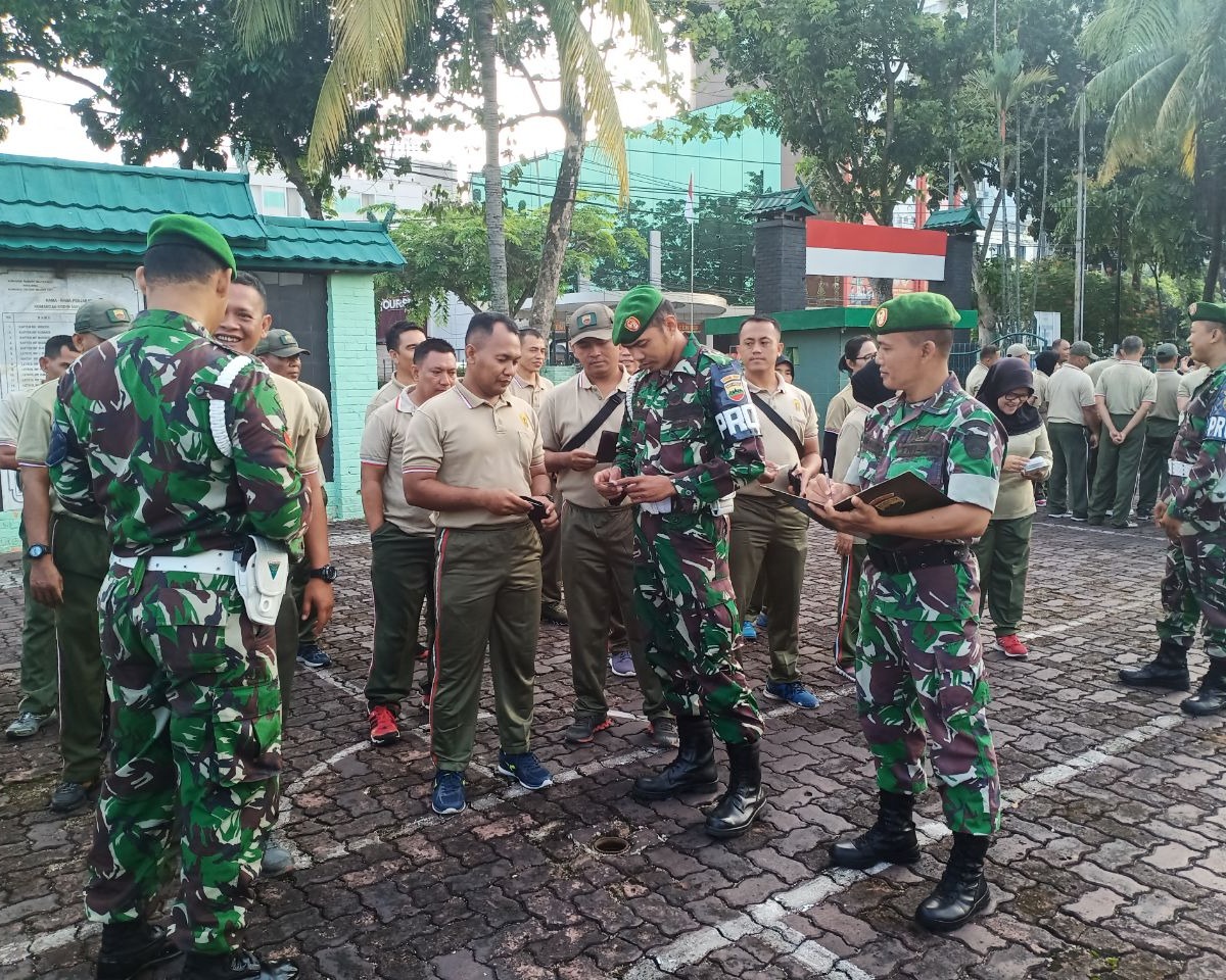 Kodim 0301/Pekanbaru Melaksanakan Pemeriksaan Kelengkapan Administrasi Personil dan Staf TNI