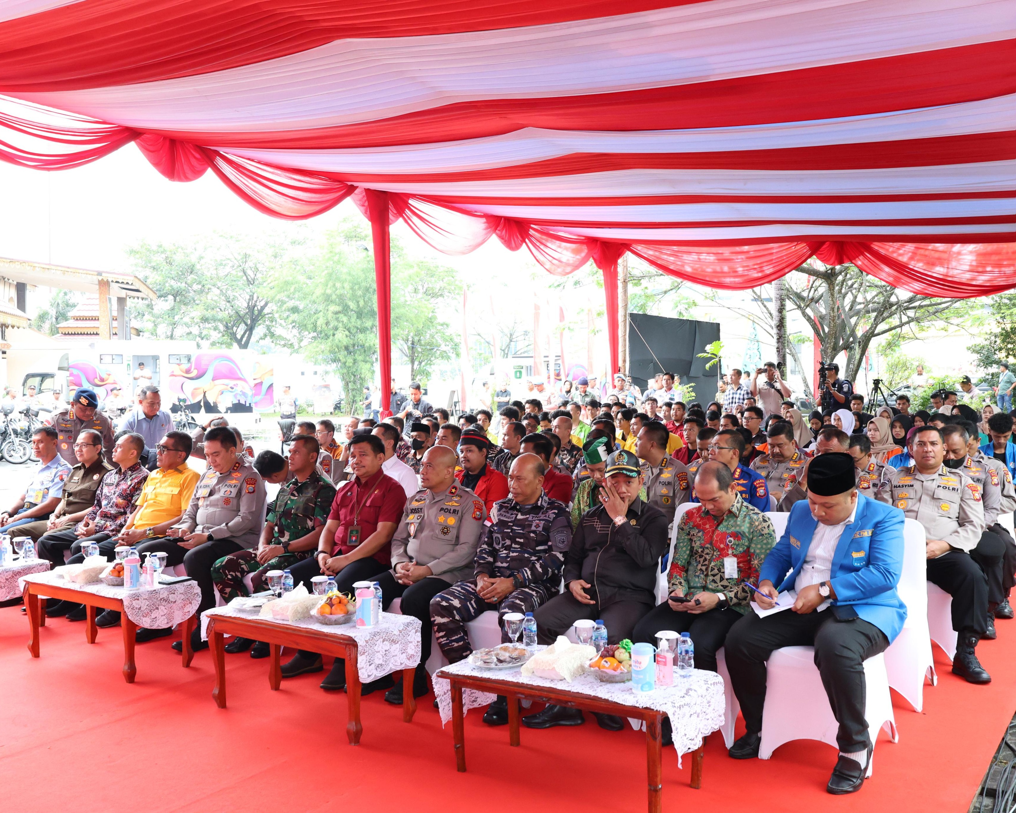 Polda Riau Serahkan 2.250 Paket Bantuan Sosial Kepada Mahasiswa