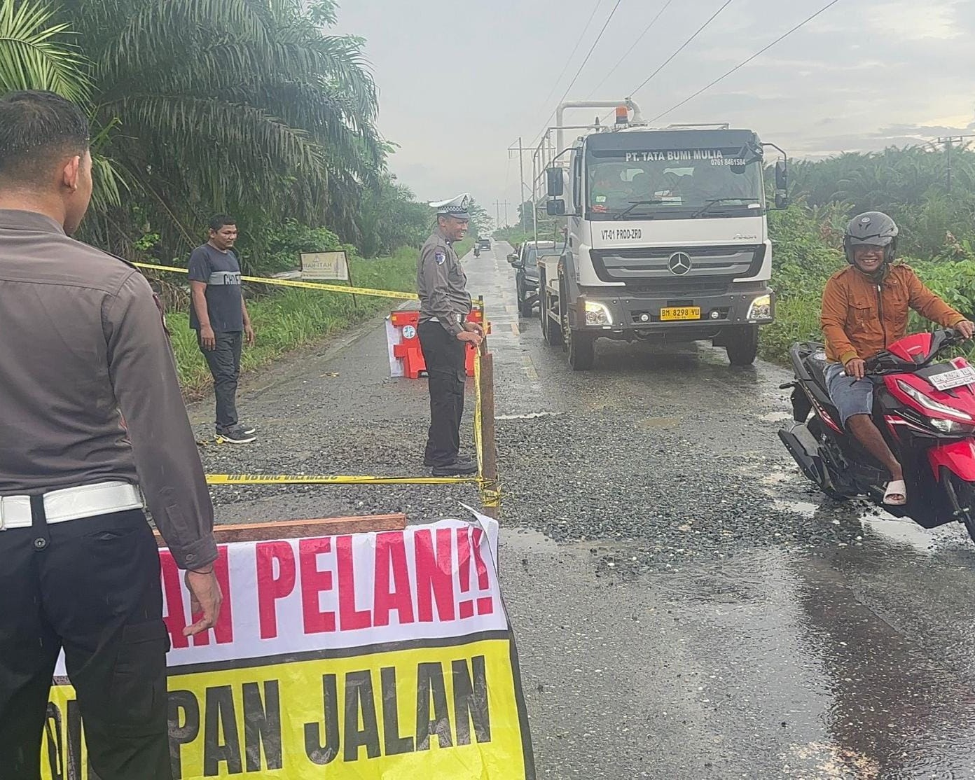 Diguyur Hujan, Satlantas Polres Siak Tetap Timbun Jalan Berlubang di KM 63 Perawang–Dayun