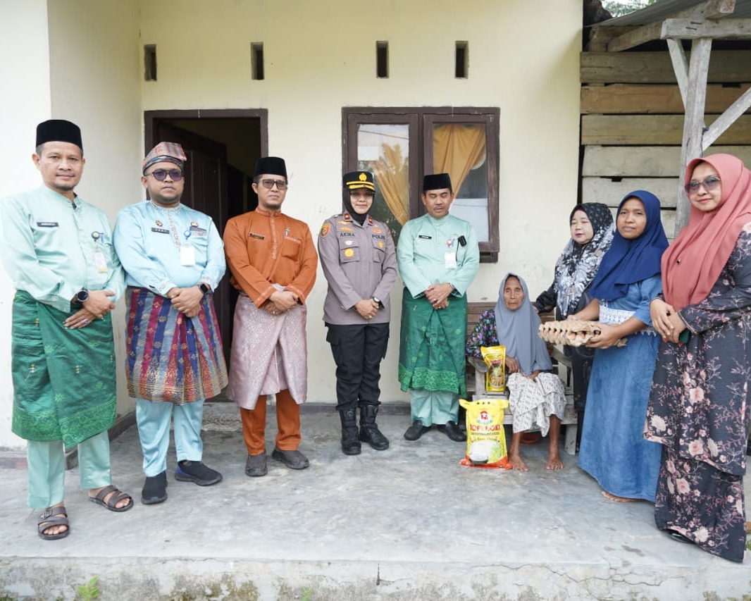 Polres Siak Gelar Jumat Berkah di Banjar Seminai, Wujud Kepedulian Dan Sinergi Di Hari Jadi Kabupaten Siak Ke-26
