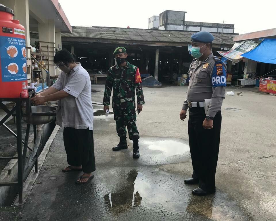 Personil Kodim 0301/PBR Bersama Polresta Pekanbaru Laksanakan Sosialisasi Penegakan Disiplin dan Protokol Kesehatan di Pasar Limapuluh